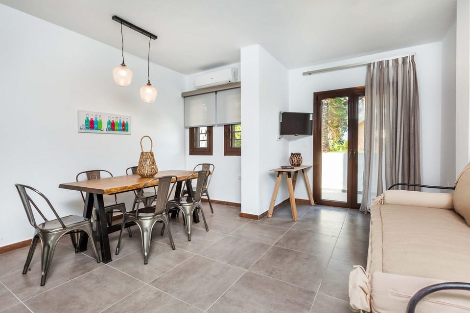 Seating area, Dining area