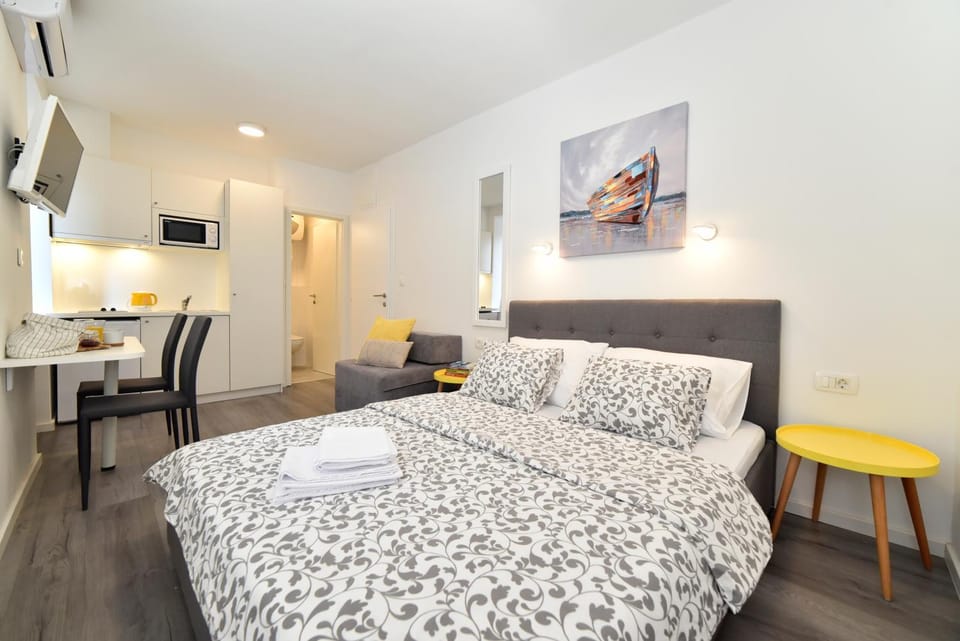 Bed, TV and multimedia, Photo of the whole room