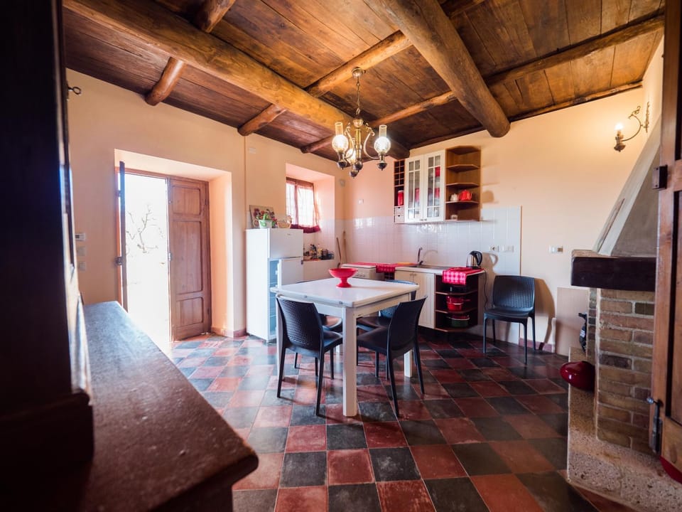 Spring, Day, Coffee/tea facilities, Living room, Seating area, Dining area