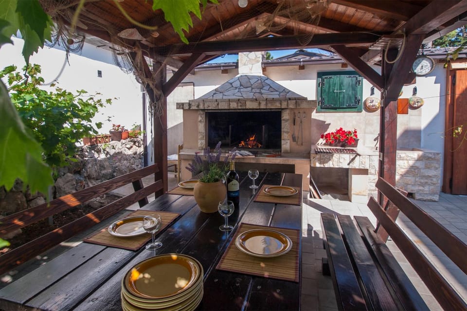 BBQ facilities, Seating area, Internal: Not applicable to any particular room