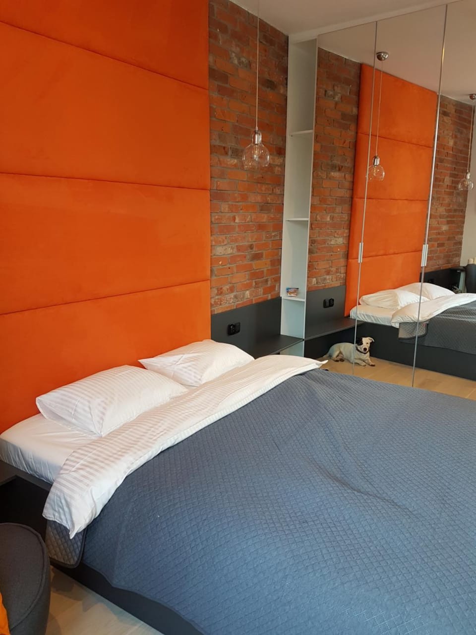 Bed, TV and multimedia, Seating area, Bedroom