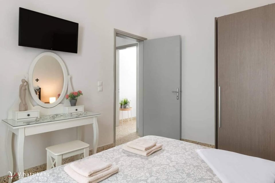 Bed, TV and multimedia, Photo of the whole room, Bedroom, towels, wardrobe