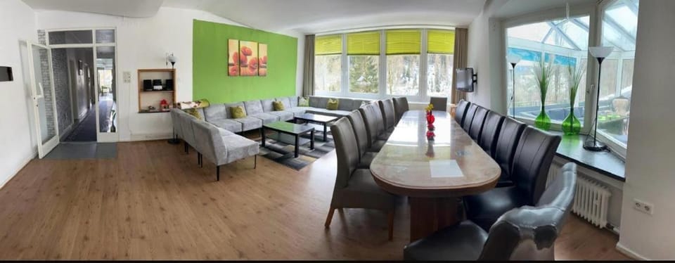 TV and multimedia, Living room, Seating area, Dining area