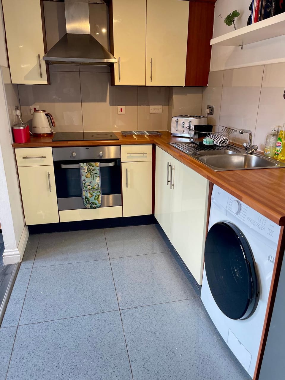 Kitchen or kitchenette, washing machine