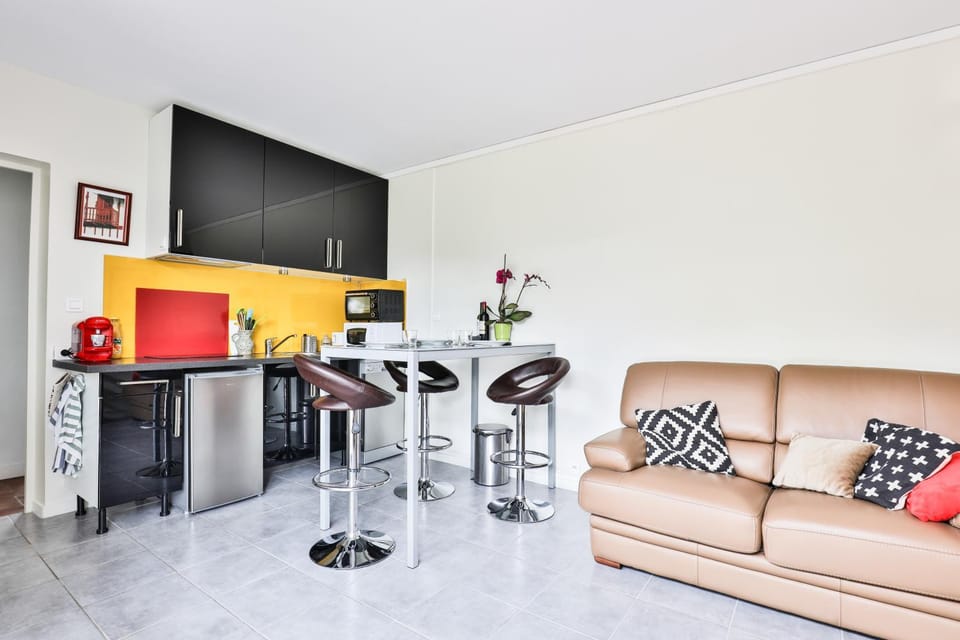 Coffee/tea facilities, Kitchen or kitchenette, Living room, Dining area