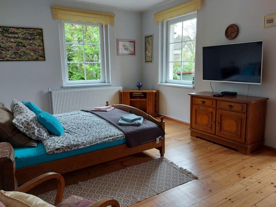 Bed, TV and multimedia, Bedroom