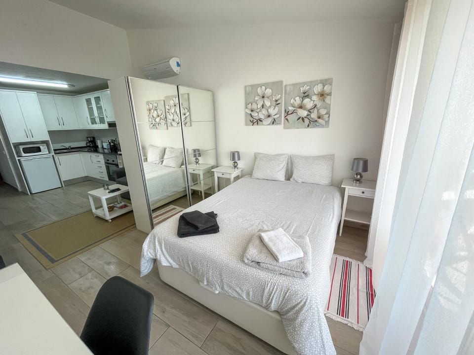 Bed, Kitchen or kitchenette, Bedroom, minibar, towels