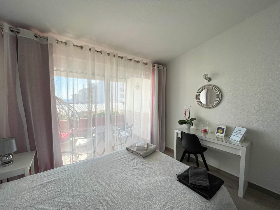 Bed, Bedroom, hair dresser, towels