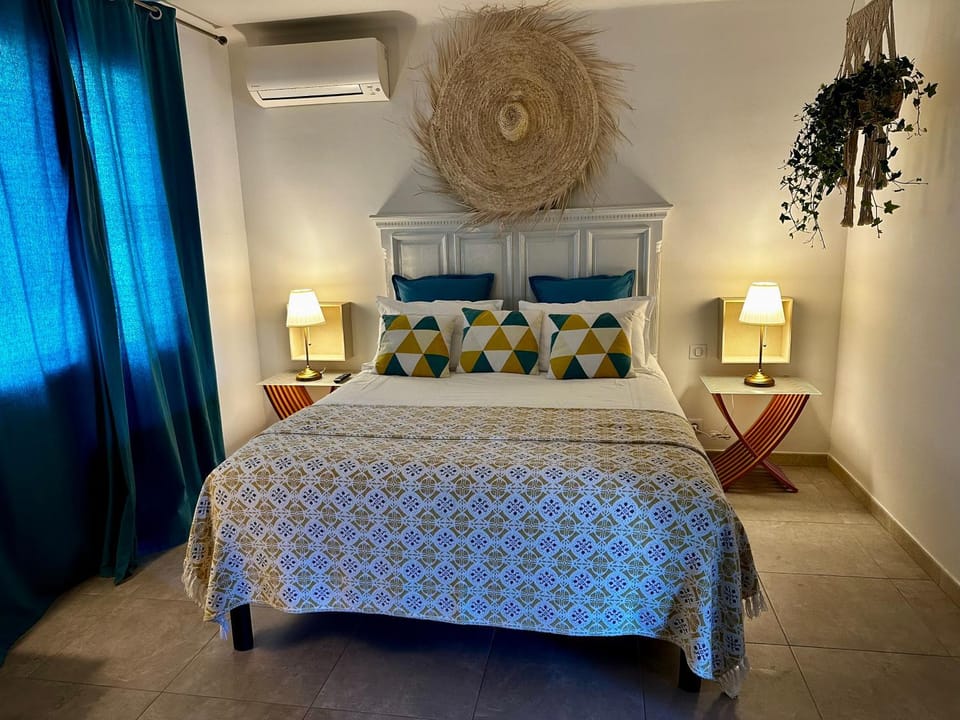Bed, Photo of the whole room, Bedroom, air conditioner