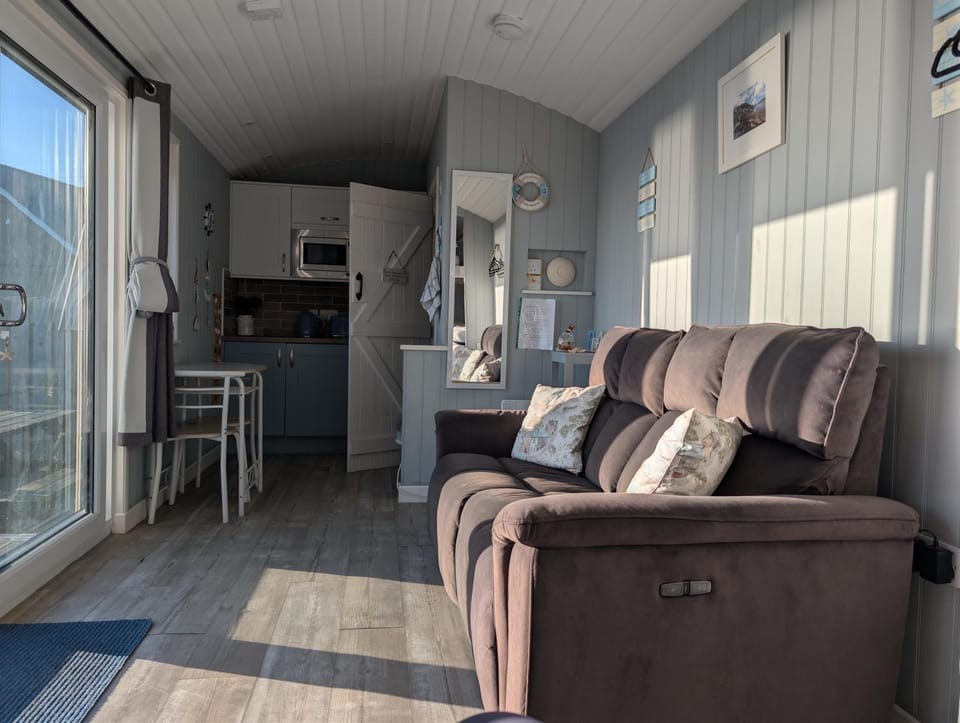 Allibella Shepherds Hut, Amazing Seaview, Private garden, Pet Friendly Hotel in Wales