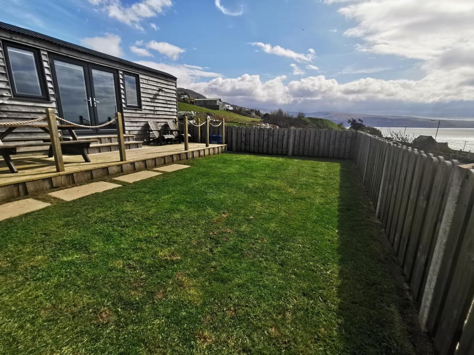 Allibella Shepherds Hut, Amazing Seaview, Private garden, Pet Friendly Hotel in Wales