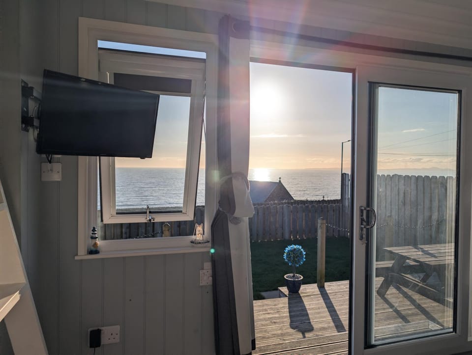 Allibella Shepherds Hut, Amazing Seaview, Private garden, Pet Friendly Hotel in Wales
