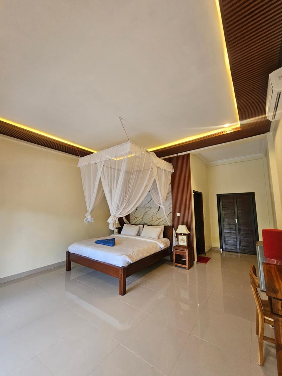 Photo of the whole room, Bedroom