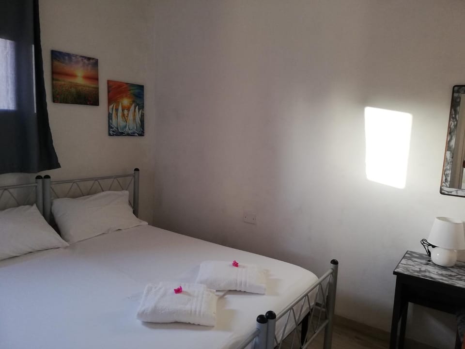 Bedroom, towels