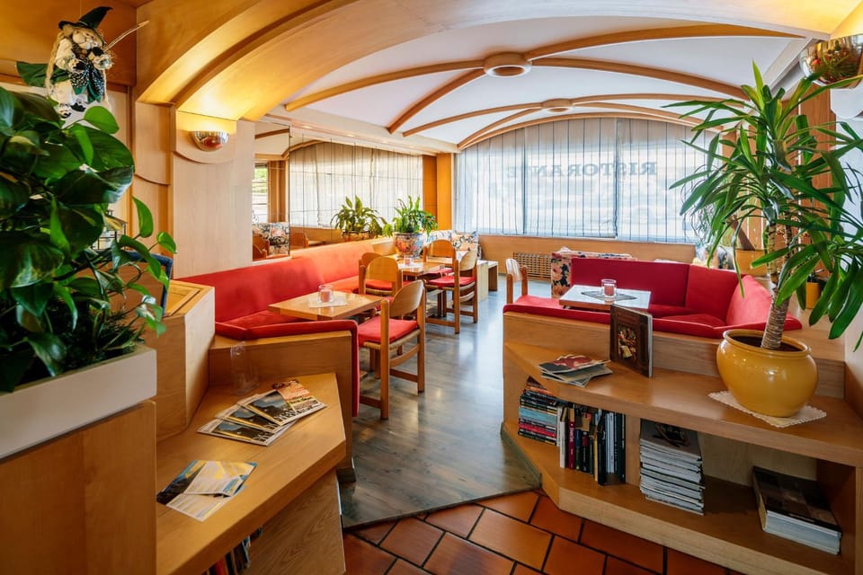 Communal lounge/ TV room