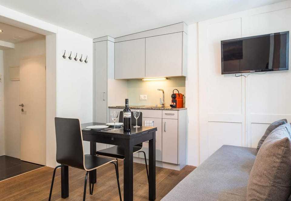 TV and multimedia, Kitchen or kitchenette, Seating area, Dining area