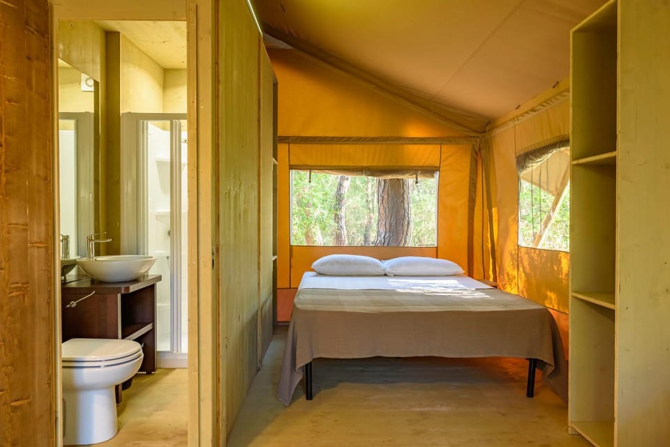 Bed, Bathroom