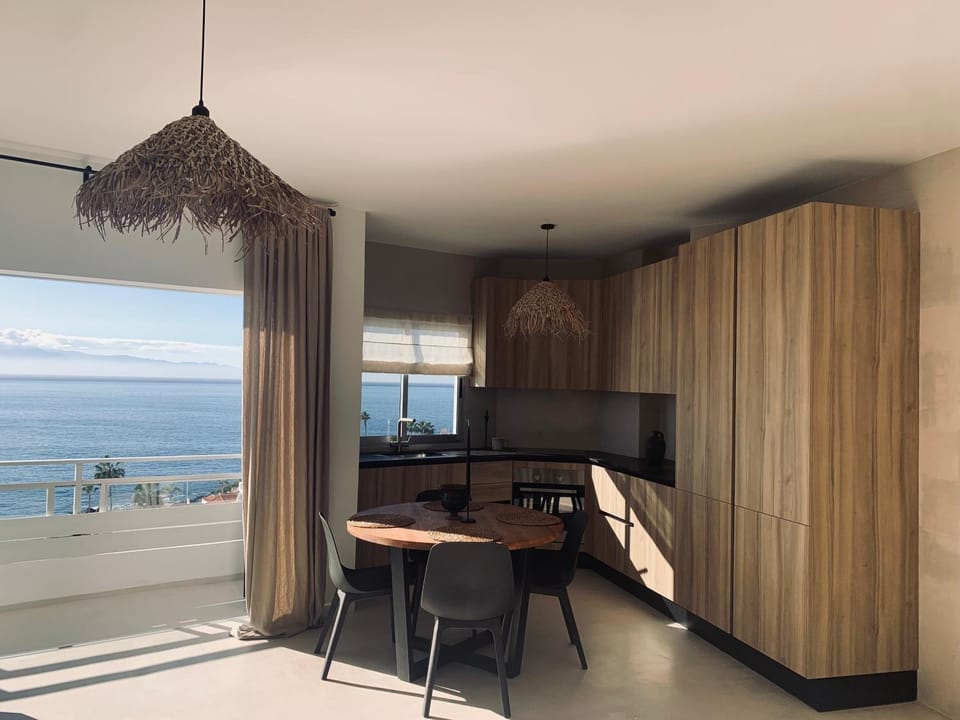 Kitchen or kitchenette, Dining area, Sea view