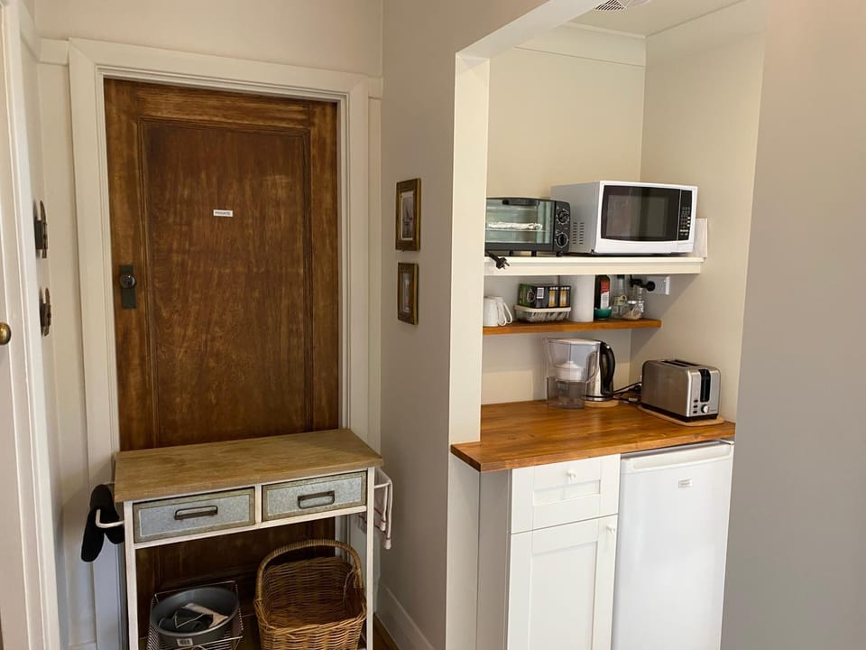 Coffee/tea facilities, Kitchen or kitchenette, microwave, toaster