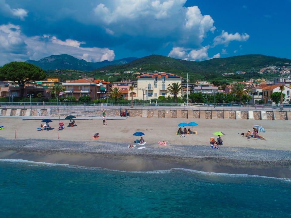 Residence Villa Carmen fronte mare a 50 mt Apartment hotel in Pietra Ligure