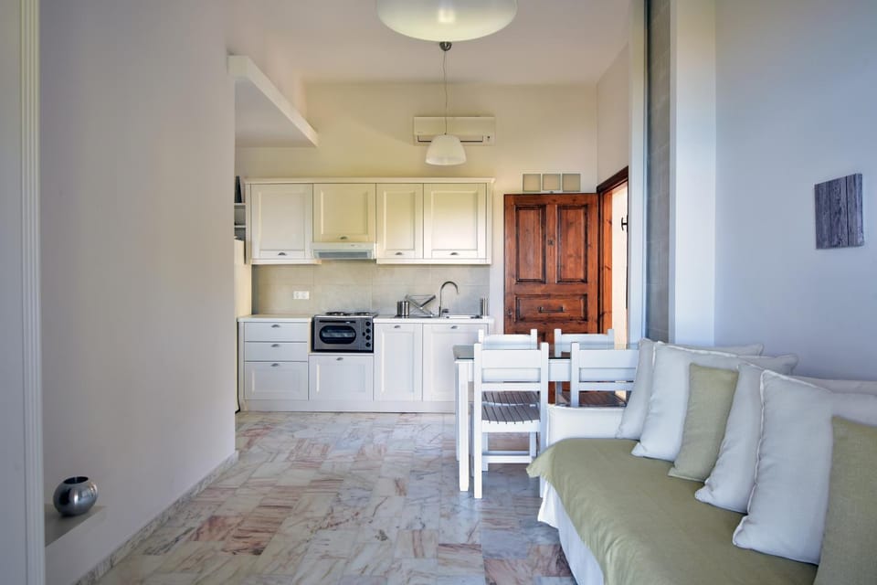 Kitchen or kitchenette, Living room, Seating area, Dining area, oven, stove