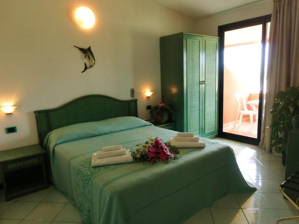 Bed, Day, Balcony/Terrace