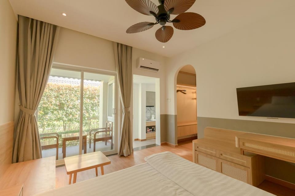 Bed, TV and multimedia, Photo of the whole room, Seating area, fireplace, air conditioner