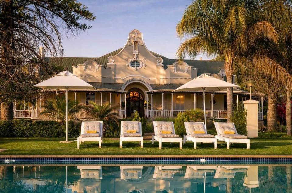 Property building, Garden, Garden view, Swimming pool, sunbed
