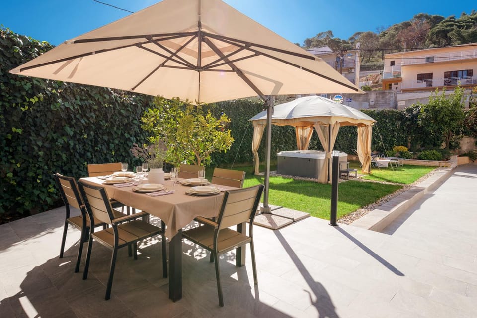 Patio, BBQ facilities