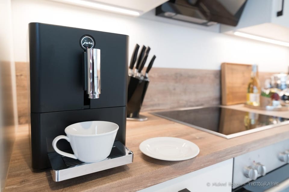 Coffee/tea facilities, Kitchen or kitchenette, stove