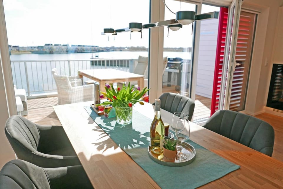 View (from property/room), Balcony/Terrace, Living room, Seating area, Dining area