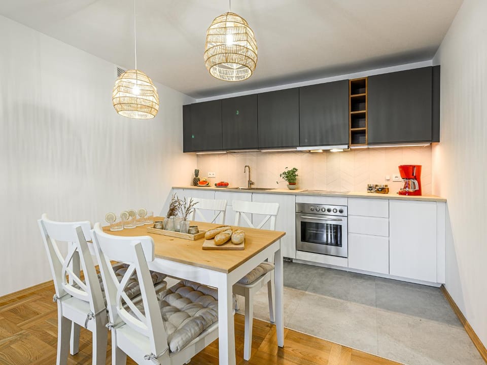 Kitchen or kitchenette, dishwasher, stove