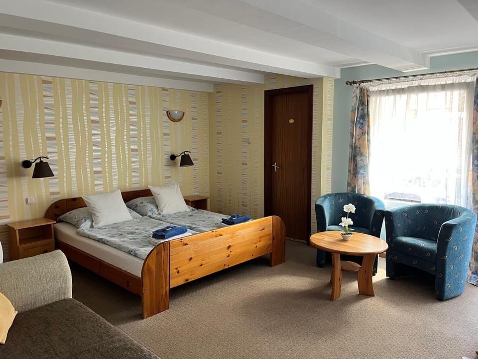 Bed, Seating area, Bedroom