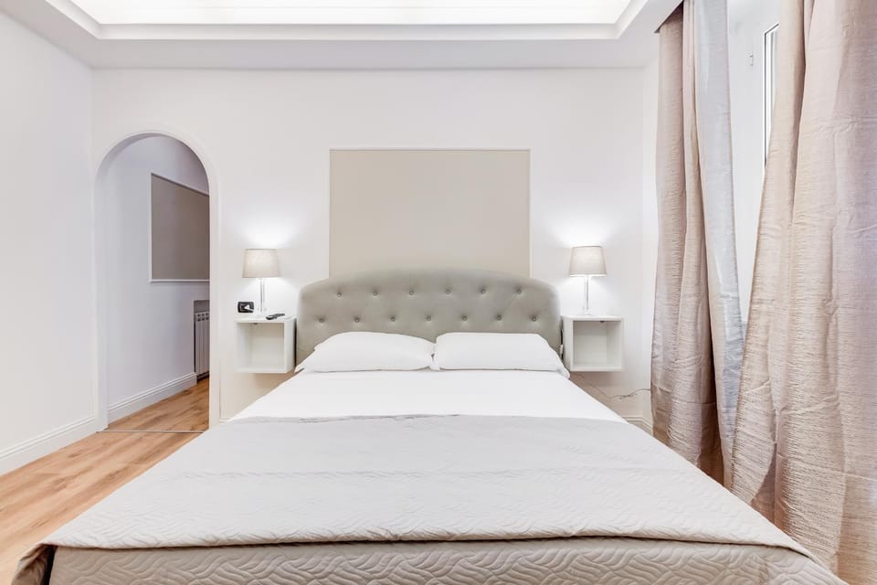 TV and multimedia, Photo of the whole room, Decorative detail, Bedroom