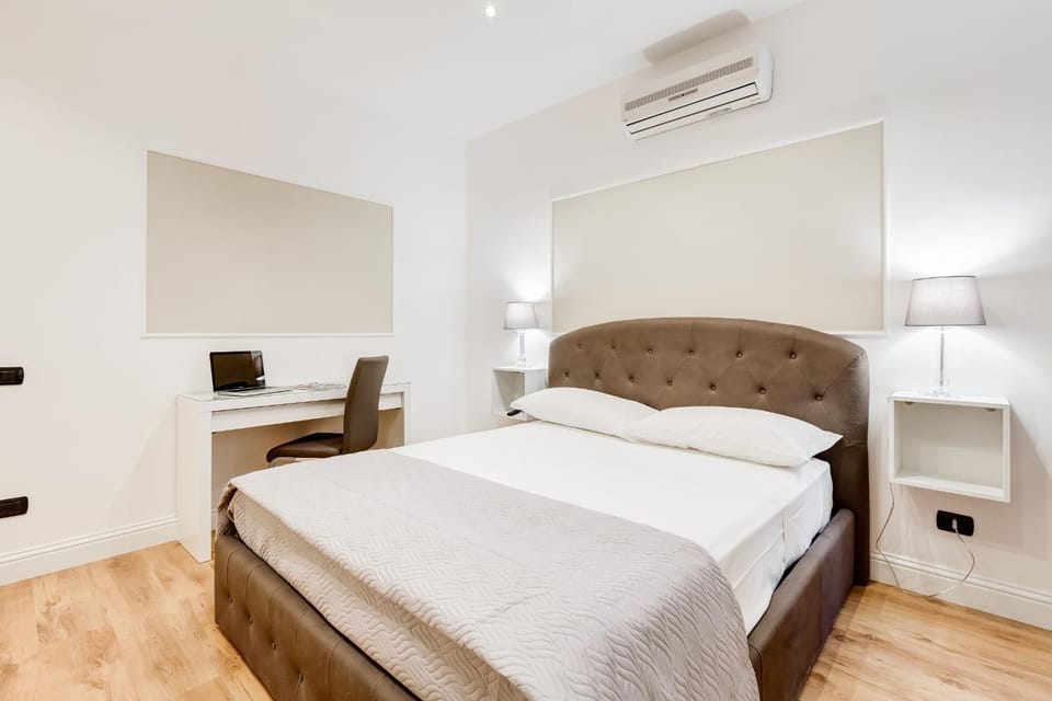 TV and multimedia, Photo of the whole room, Decorative detail, Seating area, Bedroom