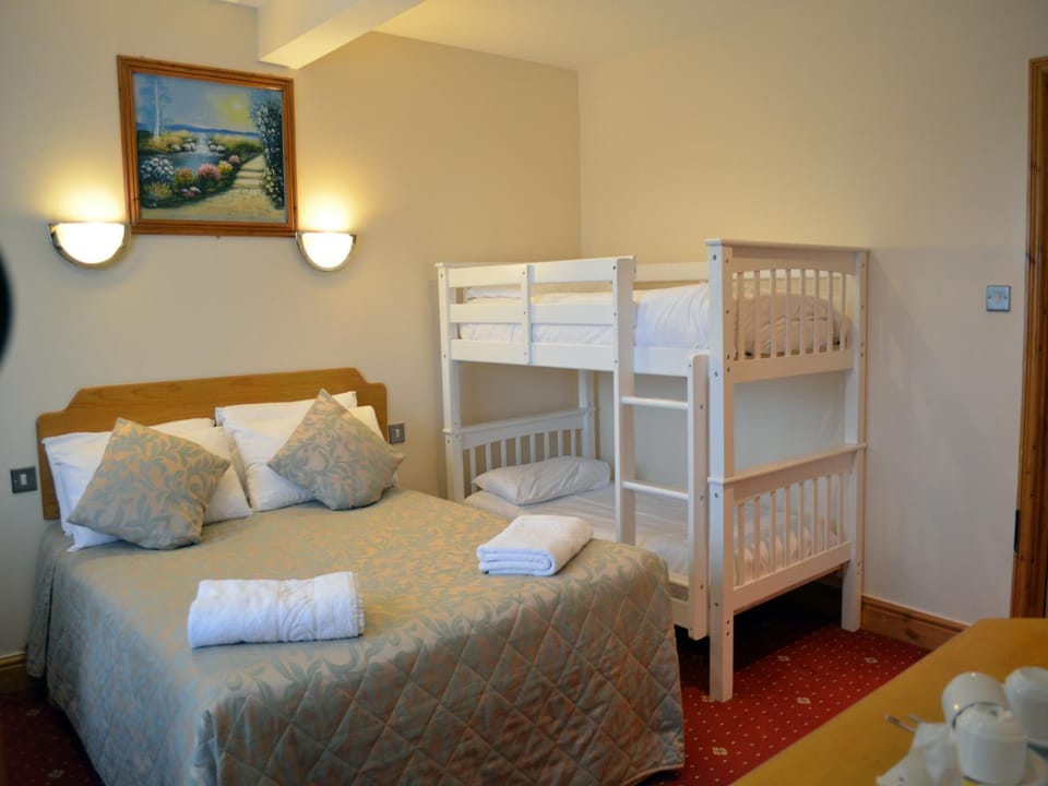 Bedroom, bunk bed