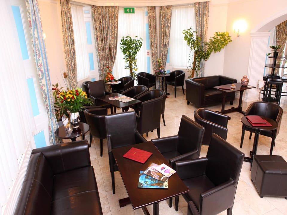 Restaurant/places to eat, Communal lounge/ TV room, Lounge or bar