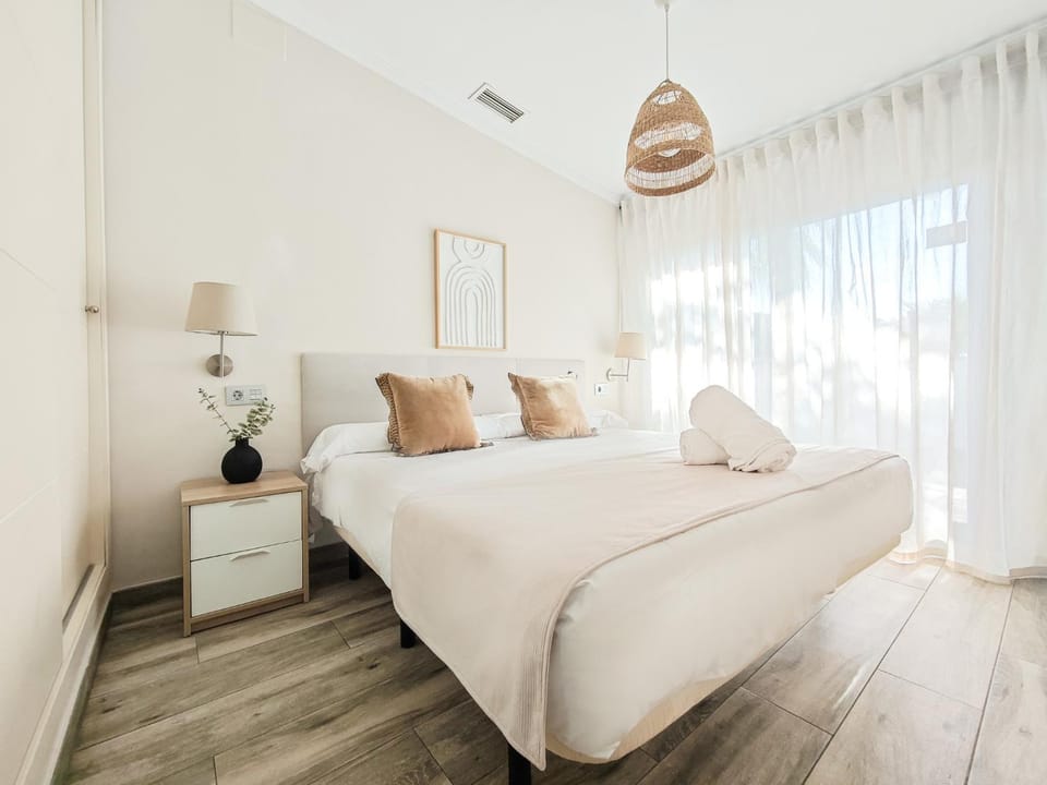 Photo of the whole room, Bedroom