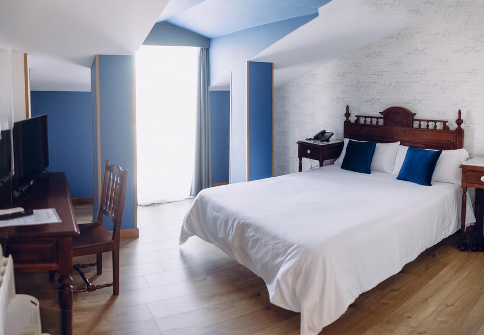 Bed, TV and multimedia, Photo of the whole room, Bedroom