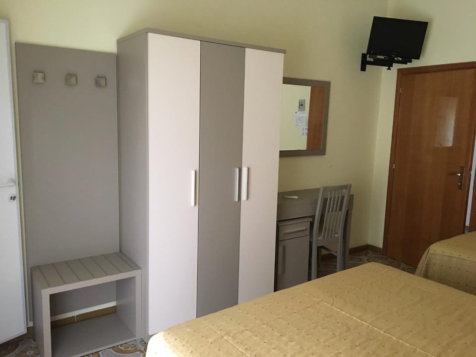 Bed, TV and multimedia, Photo of the whole room, Bedroom, hair dresser, wardrobe