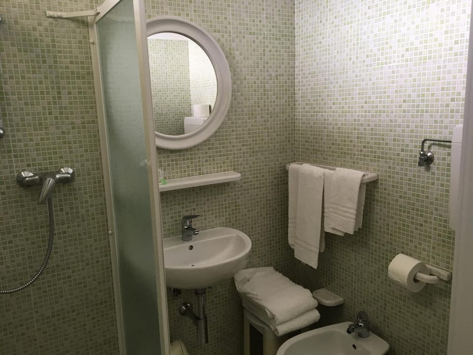 Shower, Bathroom, bidet, towels
