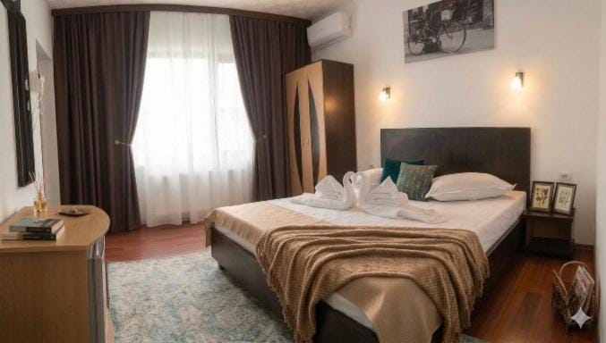 Bed, TV and multimedia, Photo of the whole room, Bedroom, towels