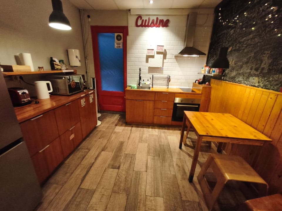 Kitchen or kitchenette, Dining area