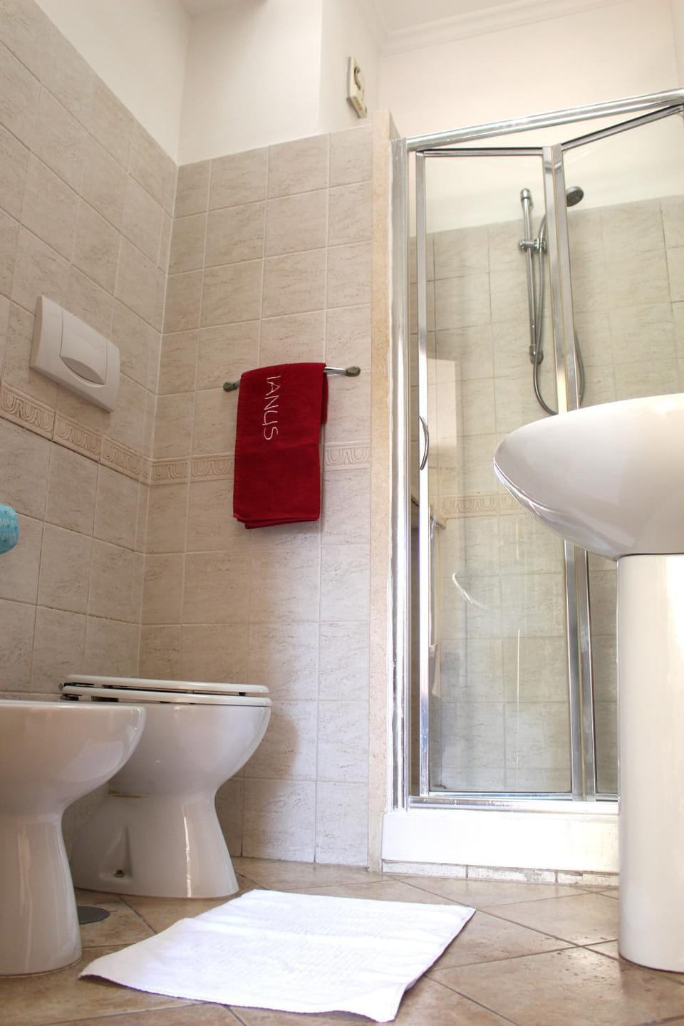 Shower, Toilet, Bathroom, bidet, towels