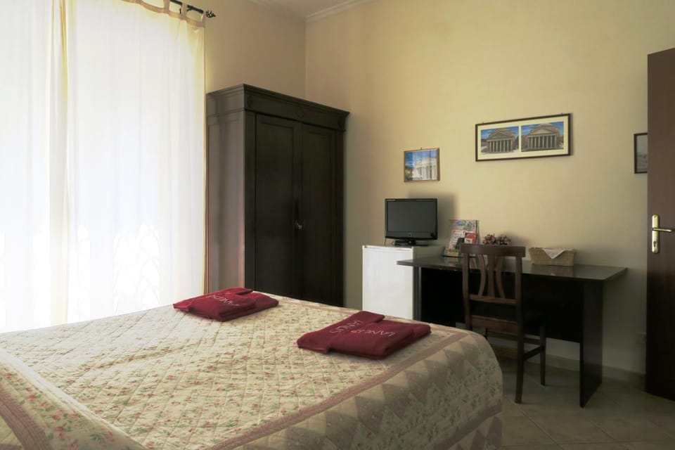 Bed, TV and multimedia, Photo of the whole room, Bedroom, hair dresser, oven, wardrobe