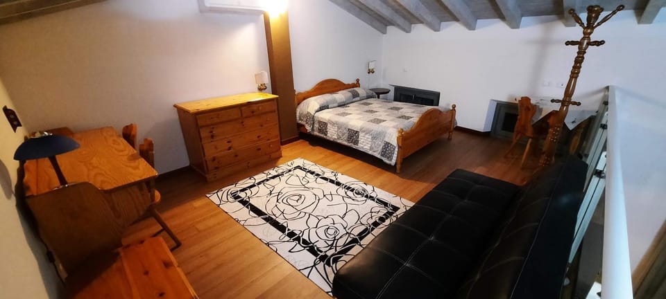Photo of the whole room, Bedroom