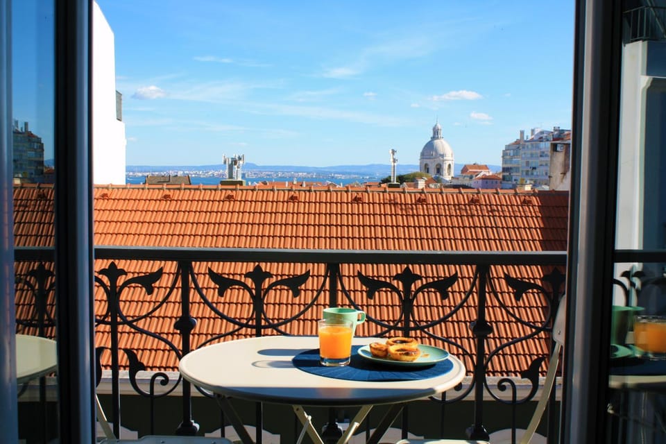 Balcony/Terrace, Food and drinks, City view, Landmark view, Quiet street view