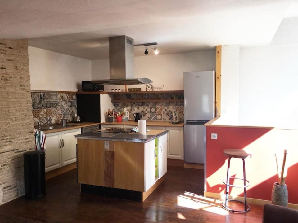 Coffee/tea facilities, Kitchen or kitchenette, Communal kitchen, dishwasher, microwave, oven, stove, kitchen
