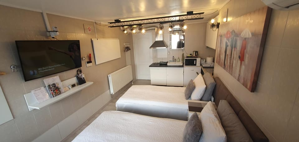 Bedroom, kitchen