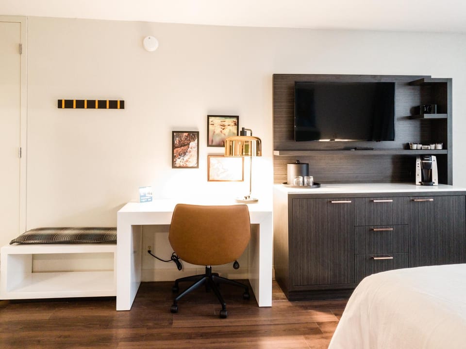 TV and multimedia, Seating area, Bedroom, Text overlay, Text overlay, Guests